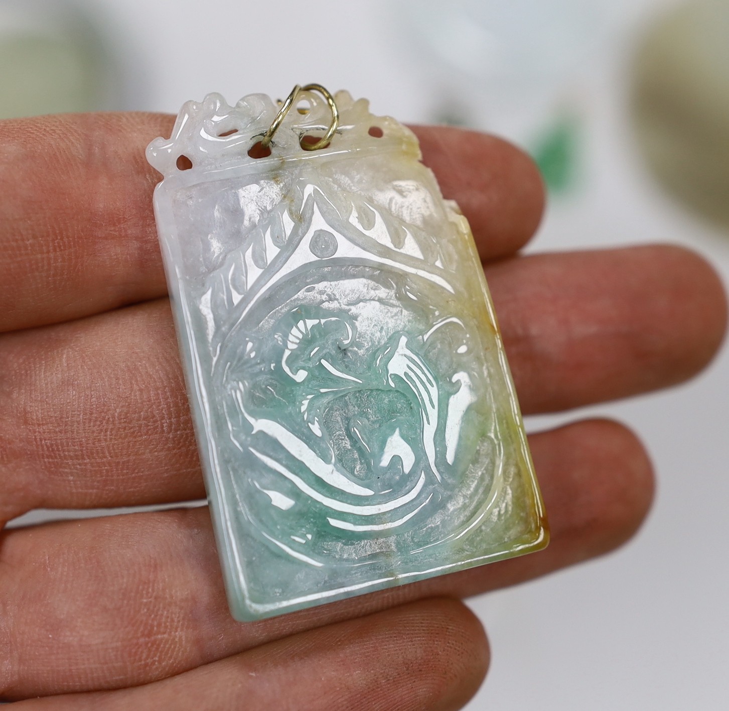 A group of Chinese jadeite or jade carvings or jewellery (7)
